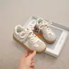 Zapatillas de entrenamiento alemanas para niños, nuevo modelo de verano 2026, zapatillas casuales de moda estilo coreano para niñas, zapatos deportivos antideslizantes de suela blanda para niños