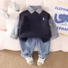 Conjunto de Ropa de Primavera para Niños 2025 Nuevo Atractivo Bebé Estilo Primavera y Otoño Chaleco Suéter Camisa Conjunto de Tres Piezas Ropa para Niños Pequeños