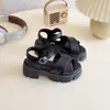 Sandálias Pretas de Salto Grosso com Solado Grosso Estilo Britânico Infantil Coleção Verão 2025 Sandálias Romanas Casuais Cruzadas para Meninas Sapatos de Bico Redondo
