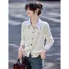 Tricô Moderno e Elegante Outono 2026 Novo Top Feminino Casual com Gola Patchwork Redutor de Idade Decote V Falso Duas Peças