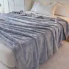 El fabricante suministra mantas corrugadas tridimensionales multifuncionales de primavera y otoño para dormitorios y oficinas, engrosadas y amigables con la piel para usar durante la siesta.