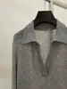 Suéter gola alta de cashmere cinza para mulheres, estilo vintage, estética "old money", perfeito para outono e inverno, oferecendo um visual descontraído, sofisticado e elegante, com decote em V e tricô de mohair.