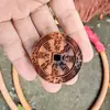 Madera de Azufaifo Golpeada por el Rayo Flor Espíritu de la Montaña Paz Colgante Llavero Accesorio Portátil Año del Zodiaco Placa de Paz Talla en Madera