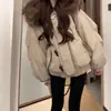2026 Nuevo Estilo parka retro americana de plumón de pato blanco abrigo de invierno cálido con cuello grande de piel de mapache y botones de cuerno para mujer