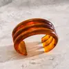 Pulseira aberta redonda de resina multicamadas europeia e americana, simples e moderna para primavera e verão, adequada para o dia a dia, joia feminina de nicho de alta qualidade