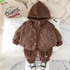 Conjunto de Terciopelo Plus para Niños Otoño e Invierno 2026 Nuevo Elegante Bebé Niños Atractivo Color Sólido Ropa de Algodón Chaleco Conjunto de Tres Piezas de Invierno