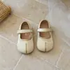 Sapatos de Veludo Ferradura para Meninas 2026 Primavera Novo Estilo Antiderrapantes Estilosos Pequenos Sapatos de Couro Infantis Retro Sapatos de Princesa com Solado Macio