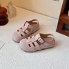 Zapatos para Niños 2025 Verano Nuevo Estilo Sandalias Cerradas de Dedos con Suela Suave y Diseño Hueco para Niñas Zapatos Individuales Birkenstock Versátiles Casuales para Niños