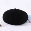 Boina de lã lisa, um chapéu elegante e versátil para mulheres no outono e inverno, com um design de estilo japonês, artístico e retrô, proporcionando calor e servindo como um chapéu de pintor.
