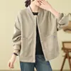 Foto real de chaqueta bomber casual de otoño 2026 para mujer, cuello redondo, versátil, corte holgado, adelgazante, color liso simple, chaqueta sudadera estilo coreano