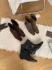 []Outono Inverno 2026 Nova Moda Europeia Americana Camurça Bico Quadrado Salto Bloco Salto Baixo Tira com Fivela Botas de Cano Curto Botas Femininas