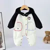 Mono de pingüino de dibujos animados para primavera y otoño, body con gorro de pingüino de cabeza grande 3D, traje para gatear al aire libre para recién nacidos con ribete de color