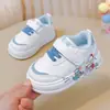 2026 Primavera/Otoño Nuevos Zapatos Caminadores para Bebés Niñas Niños Zapatos Blancos Superficie de Cuero Modernos Dibujos Animados de Caña Baja Zapatos de Tabla