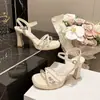 Sandálias de Salto Alto Elegantes, Versáteis e na Moda 2025 Novidades de Verão Uso Diário Temperamento Suave Sandálias de Tiras Únicas com Strass