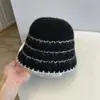 Chapéu Bucket de Tricô Listrado Estilo Japonês New Wave para Mulheres Outono e Inverno Lã Jacquard Quente Protetor de Orelhas Casual Chapéu Cloche