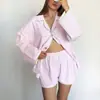 Conjunto de pijama estilo europeo y americano de poliéster y algodón con rayas de contraste, mangas largas y shorts, una nueva colección de otoño/invierno, que ofrece un look sofisticado para la ropa de estar por casa para mujer
