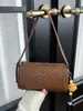 2026 Bolso Boston Cilíndrico de Moda Nuevo, Bolso de Hombro Cruzado de Alta Gama con Patrón de Lichi, Bolso Sencillo de Almohada para Uso Diario