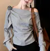 Blusa Cinza Floral da Moda para Sair, Única e Linda, Perfeita para Fotos, Novo Estilo de Início de Primavera Feminino, Camisa Fina com Gola Diagonal