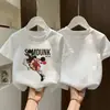 2026 Verão Novo Desenho Animado Estampa de Letras Camiseta de Manga Curta Infantil Meninos Tamanho Médio e Pequeno Tendência Legal Moda Camiseta de Meia Manga Top