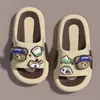 Zapatillas de verano 2025 para niños con diseño de oso de dibujos animados, nuevas zapatillas antideslizantes para el baño en casa.