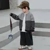 Conjunto de Outono para Meninos 2026 Novo Estilo Coreano Suéter Legal e Estiloso para Menino Pequeno Conjunto de Três Peças Roupas Infantis da Moda