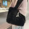 Bolsa de ombro simples de pelúcia, estilo nicho 2026, bolsa tote versátil para usar sob o braço, nova bolsa de moda outono para mulheres