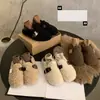 Sapatos peludos femininos para uso externo no inverno, mocassins planos slip-on retrô coreanos da moda 2026, sapatos femininos de algodão peludo