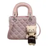 Nuevo bolso Lady Dior estilo coreano con patrón de diamantes 2026, con un lindo dije de oso, un bolso de hombro versátil, bolso cruzado y bolso de mano adecuado para ir al trabajo