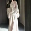 Consigue al instante un look [Sueño Nublado] relajado y etéreo con un cárdigan de encaje de mohair con cordones y un vestido camisola de encaje.