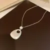 Collar con colgante redondo de metal plisado minimalista estilo coreano para mujer, diseño único, exquisito y moderno, cadena versátil para suéter para mujer