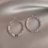 Brincos de Argola Grandes Prateados Brilhantes Exagerados Estilo Europeu e Americano Mais Vendidos Transfronteiriços para Mulheres Brincos Simples Versáteis Brincos de Argola Lisos