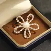 Broche de Flor Hueca de Cinco Pétalos con Perla para Mujer, Broche de Cristal de Lujo Ligero Estilo Francés, Pin Versátil para el Viaje Diario, Trajes y Suéteres