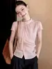 Camisa Feminina de Design Europeu com Fita Listrada Rosa, Gola Redonda, Manga Curta, para Verão, Elegante, Emagrecedora, Jovem, Versátil