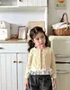 Nueva Colección Primavera y Otoño 2026: Conjunto Dulce y Ligero de Dos Piezas para Niñas, con un Cárdigan de Tirantes y un Atuendo Lindo para Salir