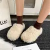 Nuevas pantuflas de peluche rizado 2026 para mujer, adecuadas para usar en exteriores en otoño e invierno, cálidas, con diseño de punta cerrada, forro de algodón y suela plana antideslizante para uso en interiores