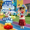 Montaje de Escena para Evento de Ceremonia de Apertura del Nuevo Año Escolar: Niños de Preescolar Sosteniendo Marcos de Fotos, Accesorios para Fotos y Decoraciones