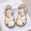 Sandálias Fechadas para Meninas 2026 Verão Novo Estilo Menina Bebê Sapatos de Praia Franceses com Solado Macio Sapatos Doces de Princesa para Meninas Pequenas