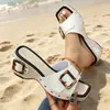 Sandalias de Cuña Gruesa de Moda Transfronterizas Tallas Grandes 2026 con Remaches, Sandalias y Chanclas de Moda para Mujer