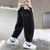 Calça jeans de primavera e outono para meninos, casual e elástica, novo estilo para meninos, adequada para crianças de tamanho médio e grande, calça jeans da moda para meninos