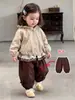 Conjunto de roupas de outono para meninas estilo coreano: Conjunto de 3 peças para crianças estiloso: calça jogger, camiseta de manga longa e jaqueta, vestuário infantil coreano