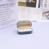 Caja de joyería flocked gris claro transfronteriza con hebilla dorada para anillos, aretes, colgantes y collares; caja organizadora de joyería