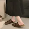Moda Retro Otoño 2026 Zapatillas sin cordones tipo perezoso Estilo Británico Puntera con Hebilla Zapatillas Medias Peludas para Mujer