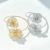 Pulsera de diseño de moda transfronteriza de Amazon con diseño floral y puño abierto para mujer, con un estilo urbano único y líneas caladas