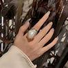 Anillo de perlas con diseño de nicho retro de lujo ligero para mujer, popular anillo de moda rojo de red, anillo abierto con dedo índice de viento frío.