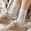 Calcetines estilo coreano otoño e invierno nuevos productos europeos calcetines de tubo medio de estrella de cinco puntas calcetines de tubo medio ins personalidad tendencia de moda calcetines para mujer