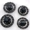 Botón de metal clásico cabeza de león tridimensional botón negro estilo británico hebilla de traje borde de diamante hebilla decorativa hueca