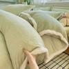 Juego de Cuatro Piezas de Terciopelo de Leche Tallado Clase A Nuevo Invierno 2025 Funda de Edredón Gruesa de Gama Alta Sábana de Cama de Terciopelo Coral Ropa de Cama 3