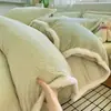 Juego de Cama de Cuatro Piezas de Terciopelo de Leche con Patrón Tallado Clase A 2026 Nuevo Invierno Grosor Alto Funda Nórdica Sábana Ajustada de Coral Fleece Juego de Cama 3