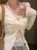 Camiseta feminina estilo coreano em camadas com gola halter, nova coleção de outono, top moderno de manga curta e longa com retalhos de renda torcida, com um visual chique e estiloso