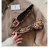 Versión de Piel de Oveja Elegante Punta Fina Cuadrado de Hebilla Versátil Gamuza Boca Baja Estampado de Leopardo Zapatos de Salón para Mujer 202 Nuevo Estilo Primavera y Otoño